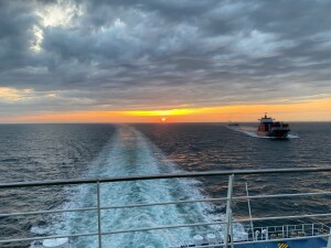 夕日と航跡　貨物船