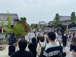 この直線は約2ｋｍ長野駅まで続きます