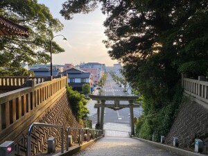 服部神社側から