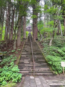 階段を登った先に宝光社