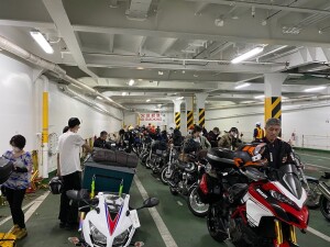 乗船後フェリー内バイク置場1