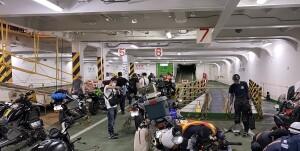 乗船後フェリー内バイク置場2