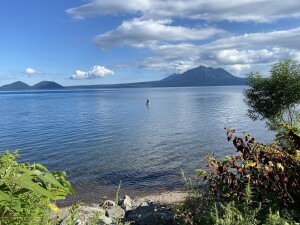 右手の山が恵庭岳